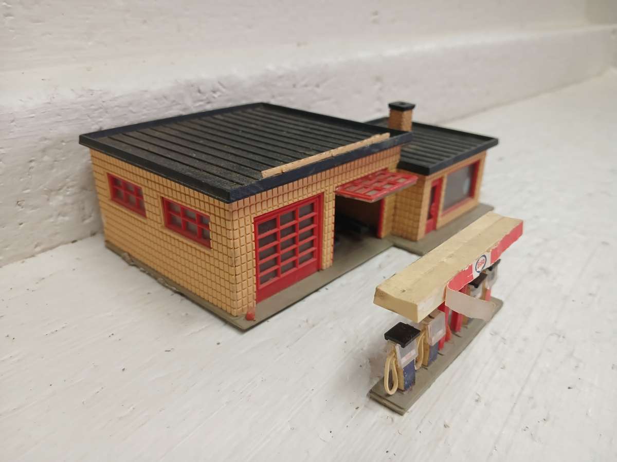 HO SCALE - GARAGE BUILDING WITH PETROL PUMPS