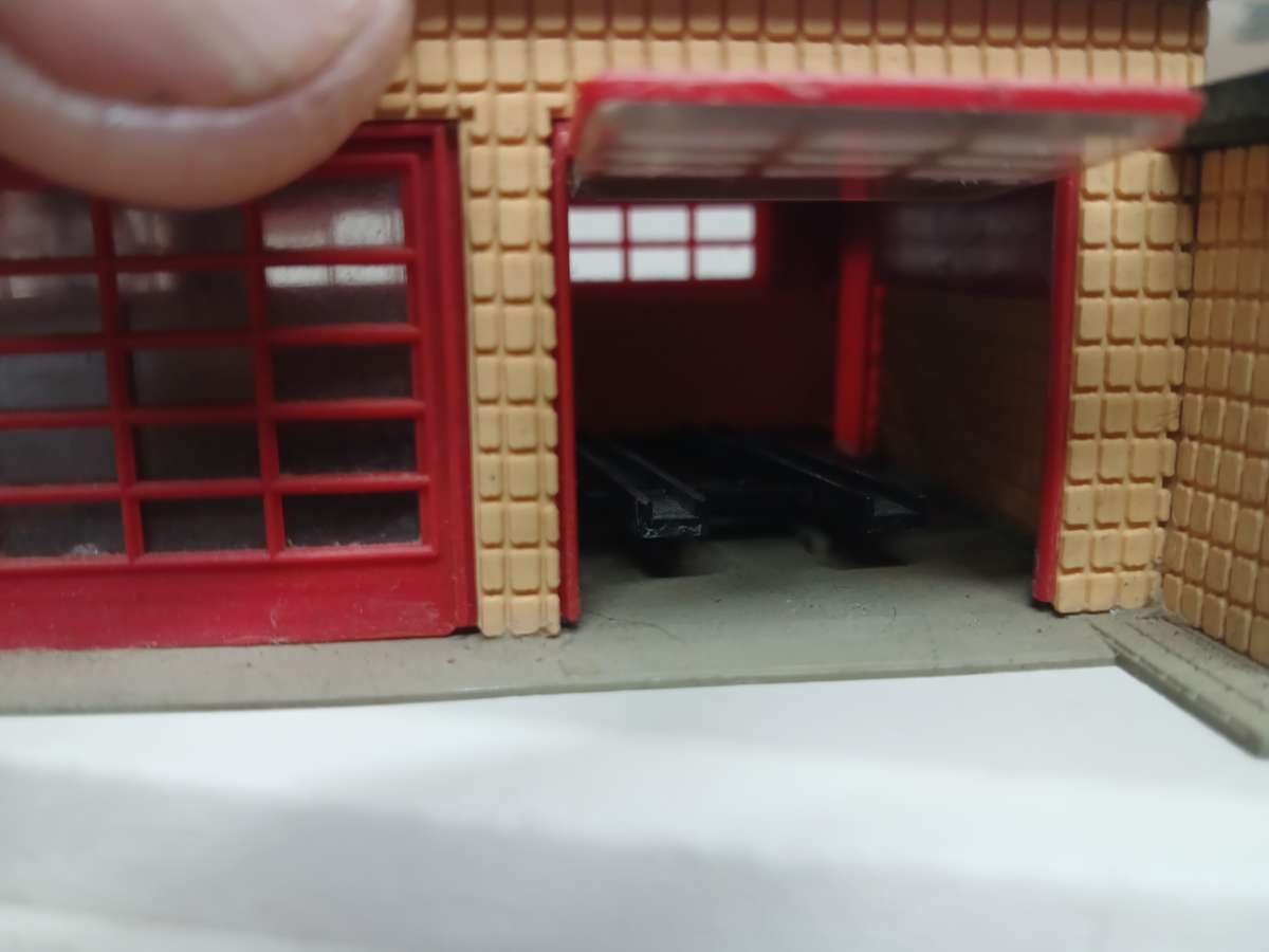 HO SCALE - GARAGE BUILDING WITH PETROL PUMPS