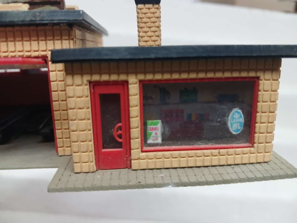 HO SCALE - GARAGE BUILDING WITH PETROL PUMPS