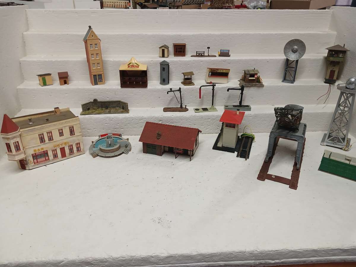 HO / OO SCALE - VARIOUS BUILDINGS & EQUIPMENT