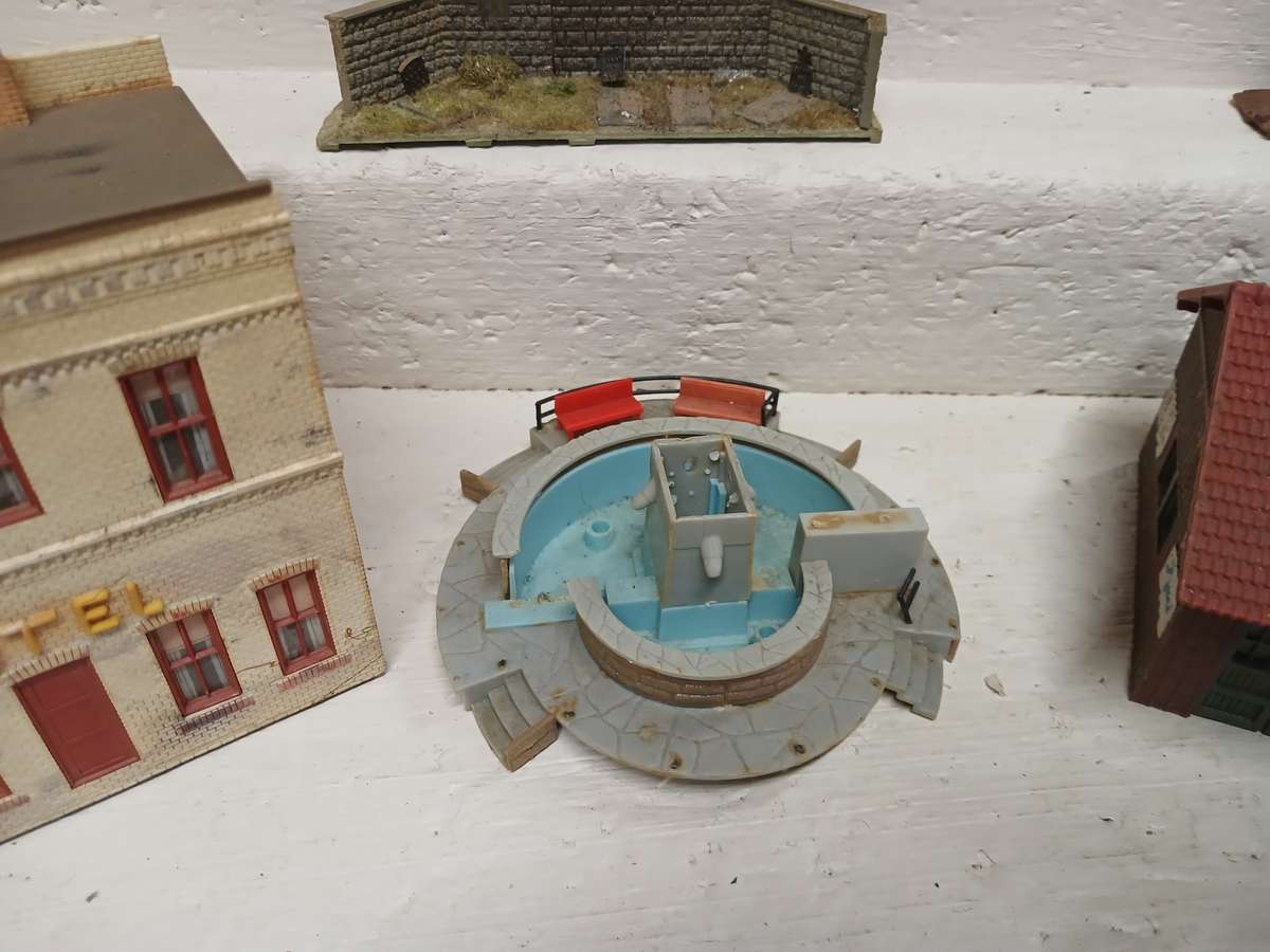 HO / OO SCALE - VARIOUS BUILDINGS & EQUIPMENT