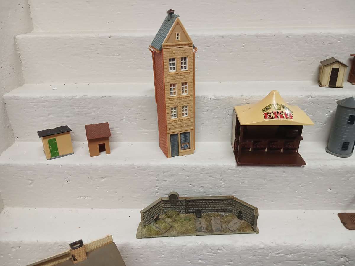 HO / OO SCALE - VARIOUS BUILDINGS & EQUIPMENT