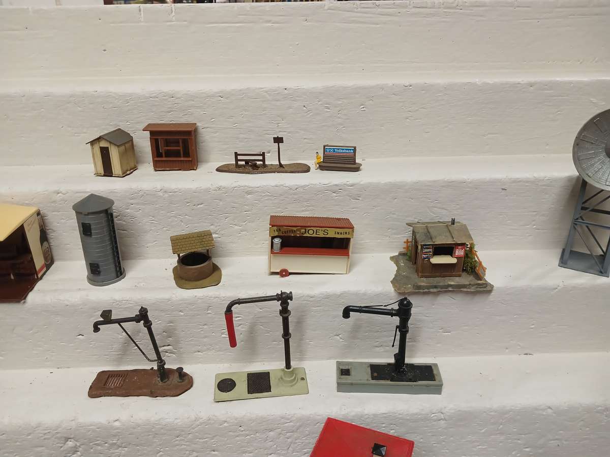 HO / OO SCALE - VARIOUS BUILDINGS & EQUIPMENT