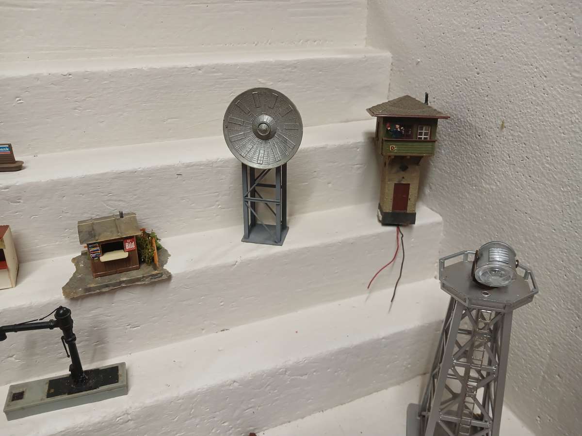 HO / OO SCALE - VARIOUS BUILDINGS & EQUIPMENT