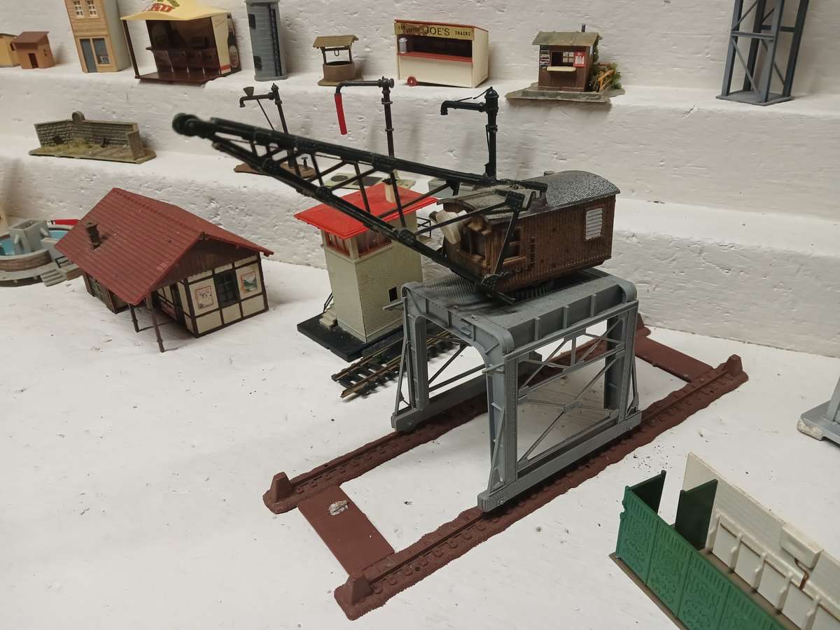 HO / OO SCALE - VARIOUS BUILDINGS & EQUIPMENT
