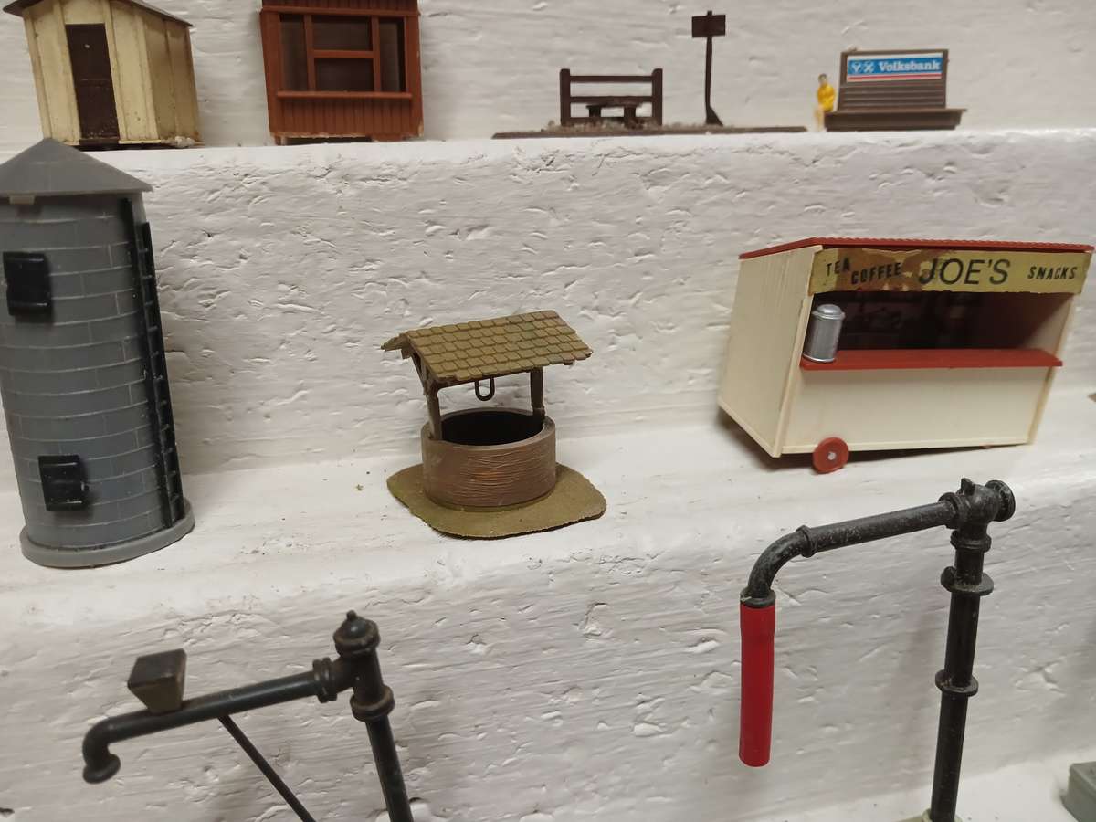 HO / OO SCALE - VARIOUS BUILDINGS & EQUIPMENT