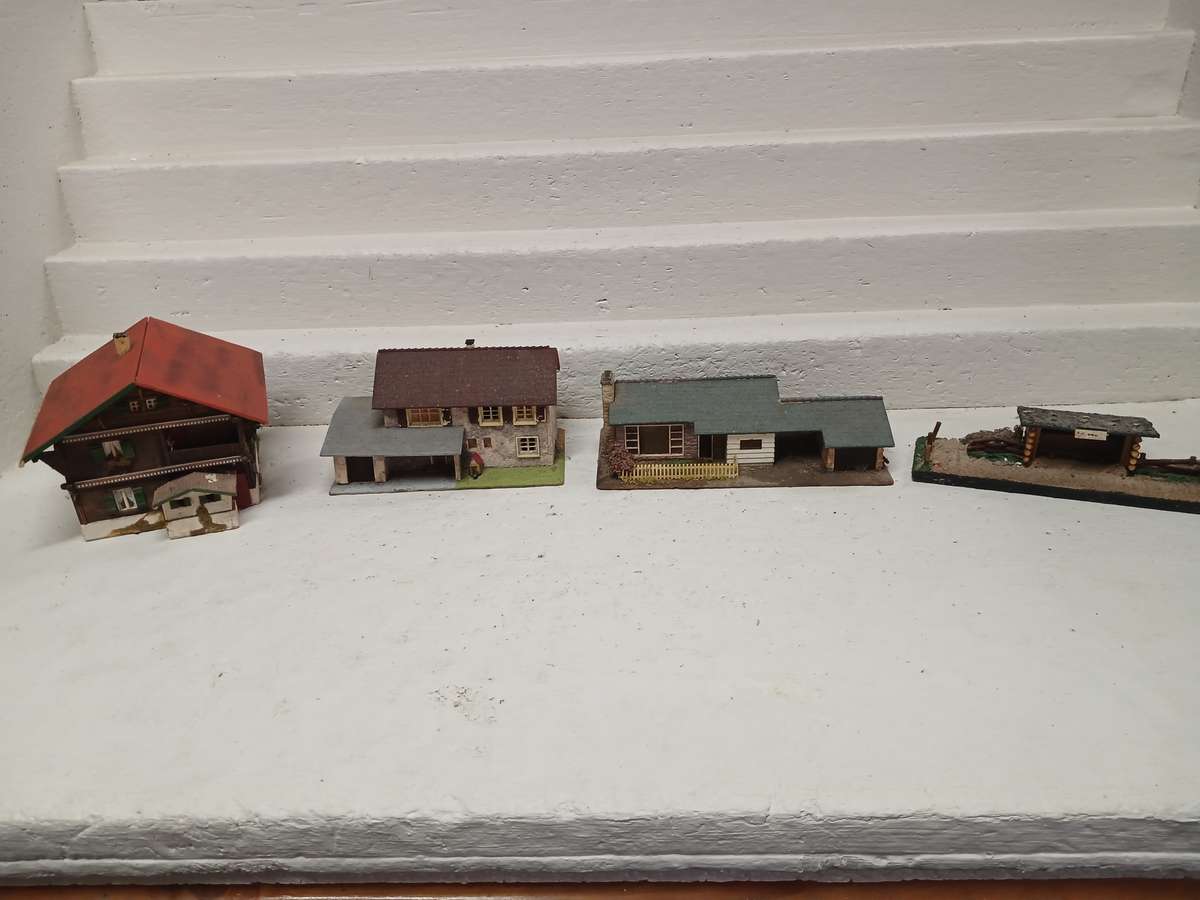 HO / OO SCALE - VARIOUS BUILDINGS - X4