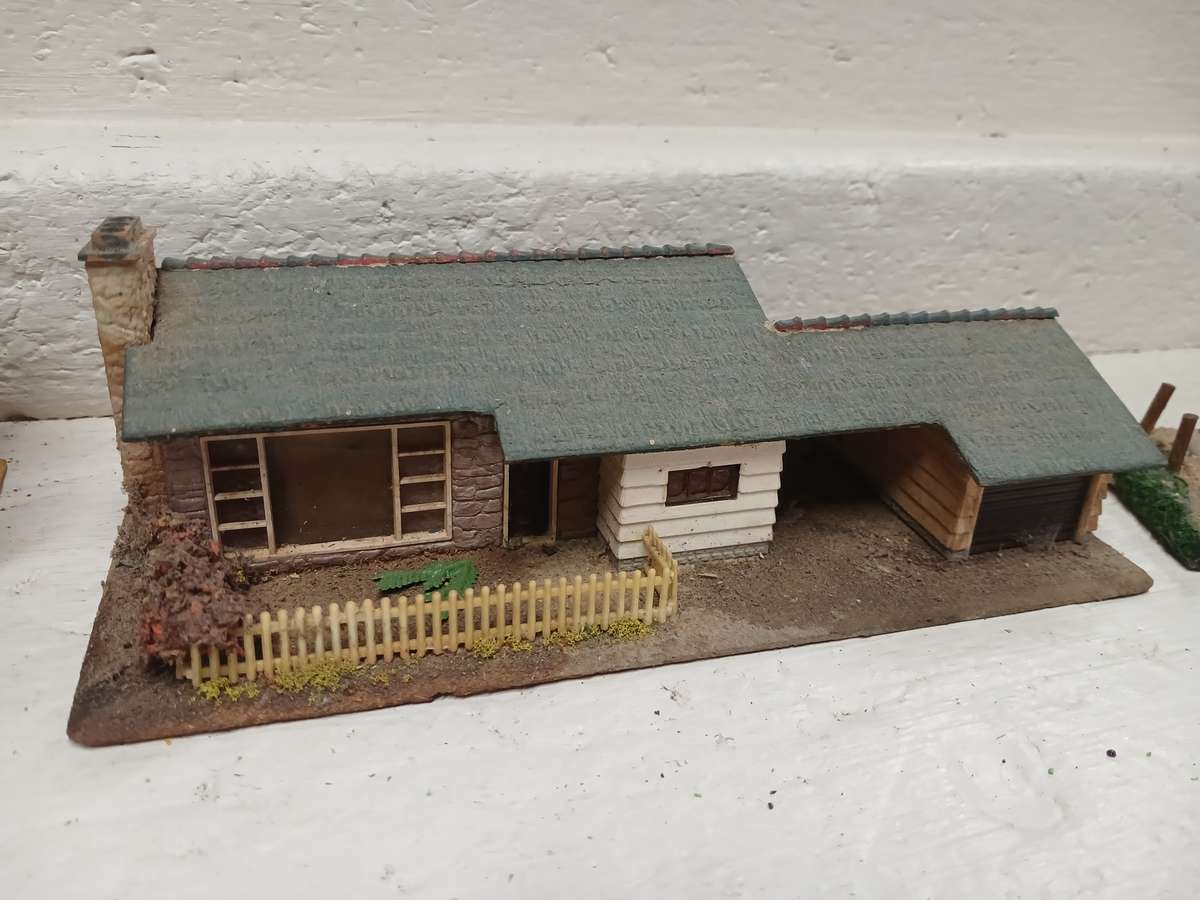 HO / OO SCALE - VARIOUS BUILDINGS - X4