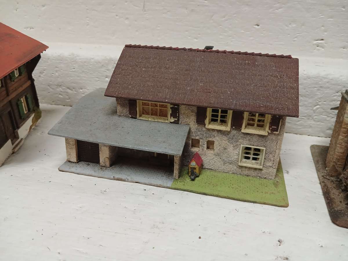 HO / OO SCALE - VARIOUS BUILDINGS - X4