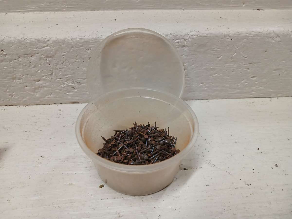 HO / OO SCALE - TRACK NAILS- X1 CONTAINER