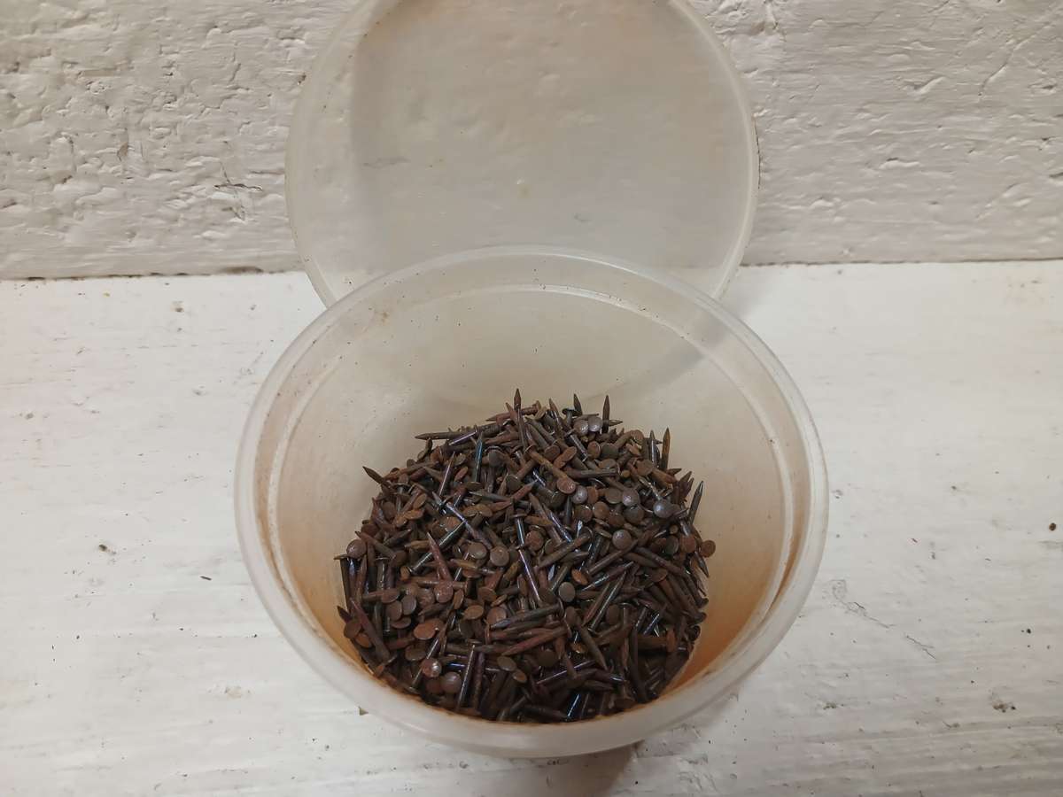 HO / OO SCALE - TRACK NAILS- X1 CONTAINER