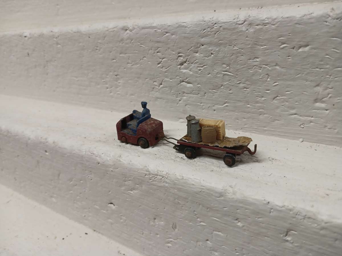 HO / OO SCALE - HORNBY DUBLO - PLATFORM TROLLY AND TRAILER