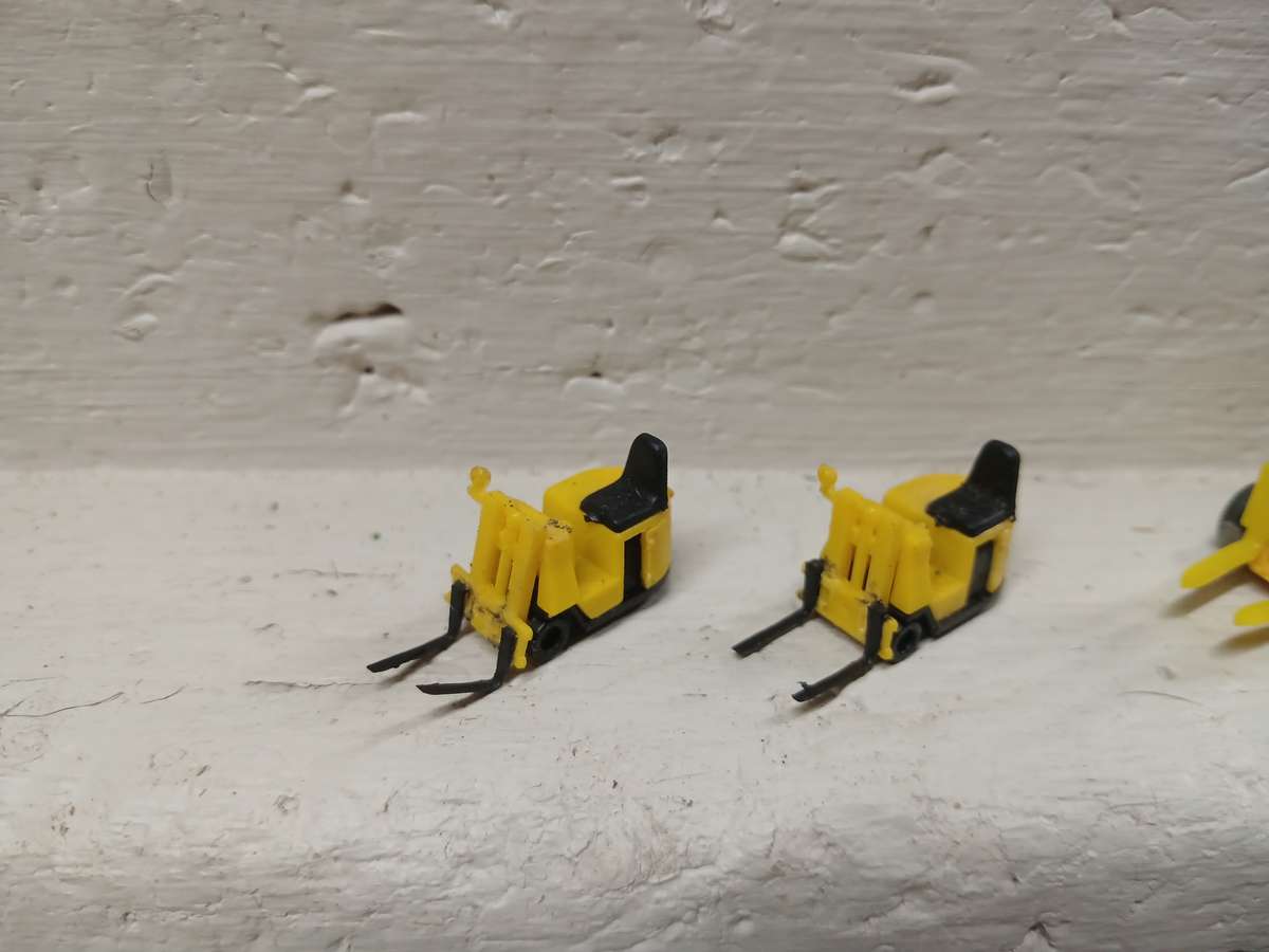 HO SCALE - VARIOUS FORKLIFTS & PALLET JACKS