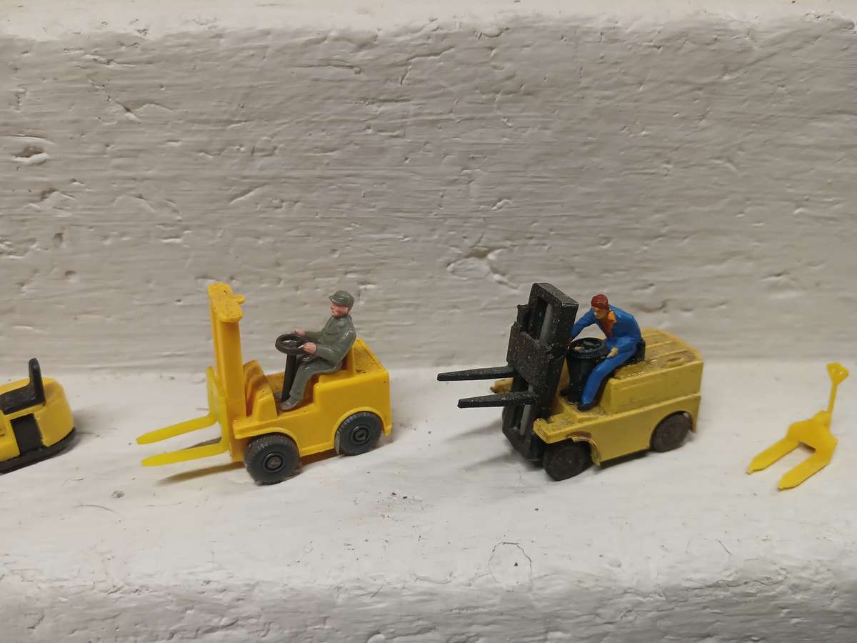 HO SCALE - VARIOUS FORKLIFTS & PALLET JACKS
