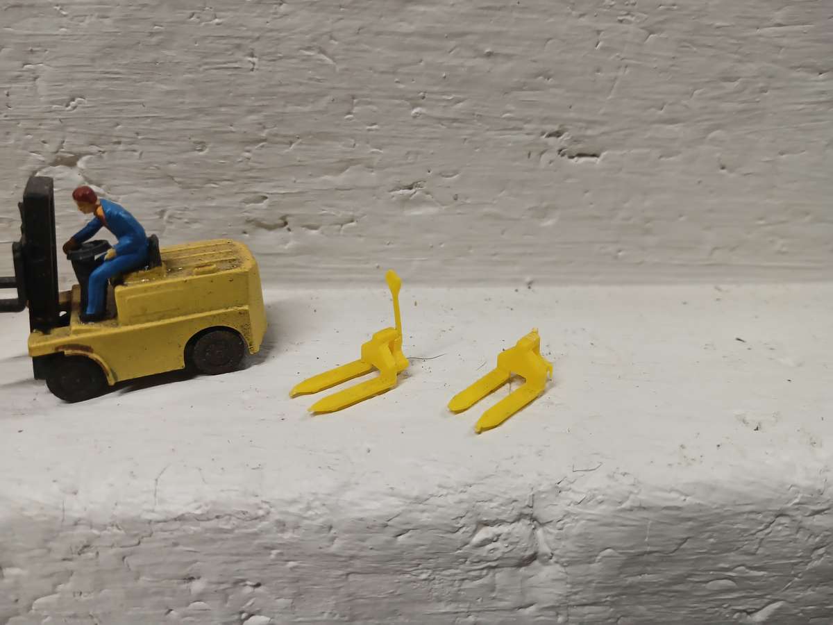 HO SCALE - VARIOUS FORKLIFTS & PALLET JACKS