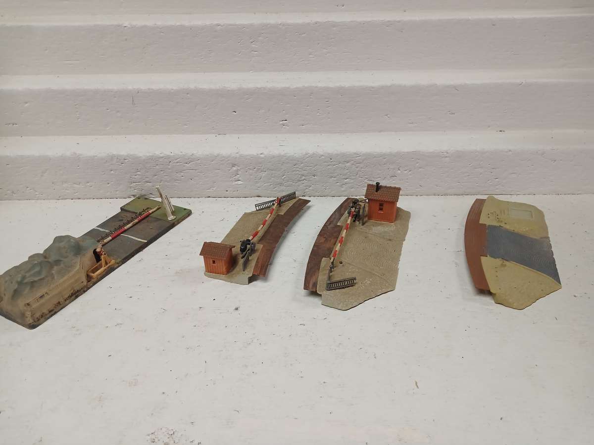 HO SCALE - VARIOUS RAILL CROSSINGS - FOR SPARES