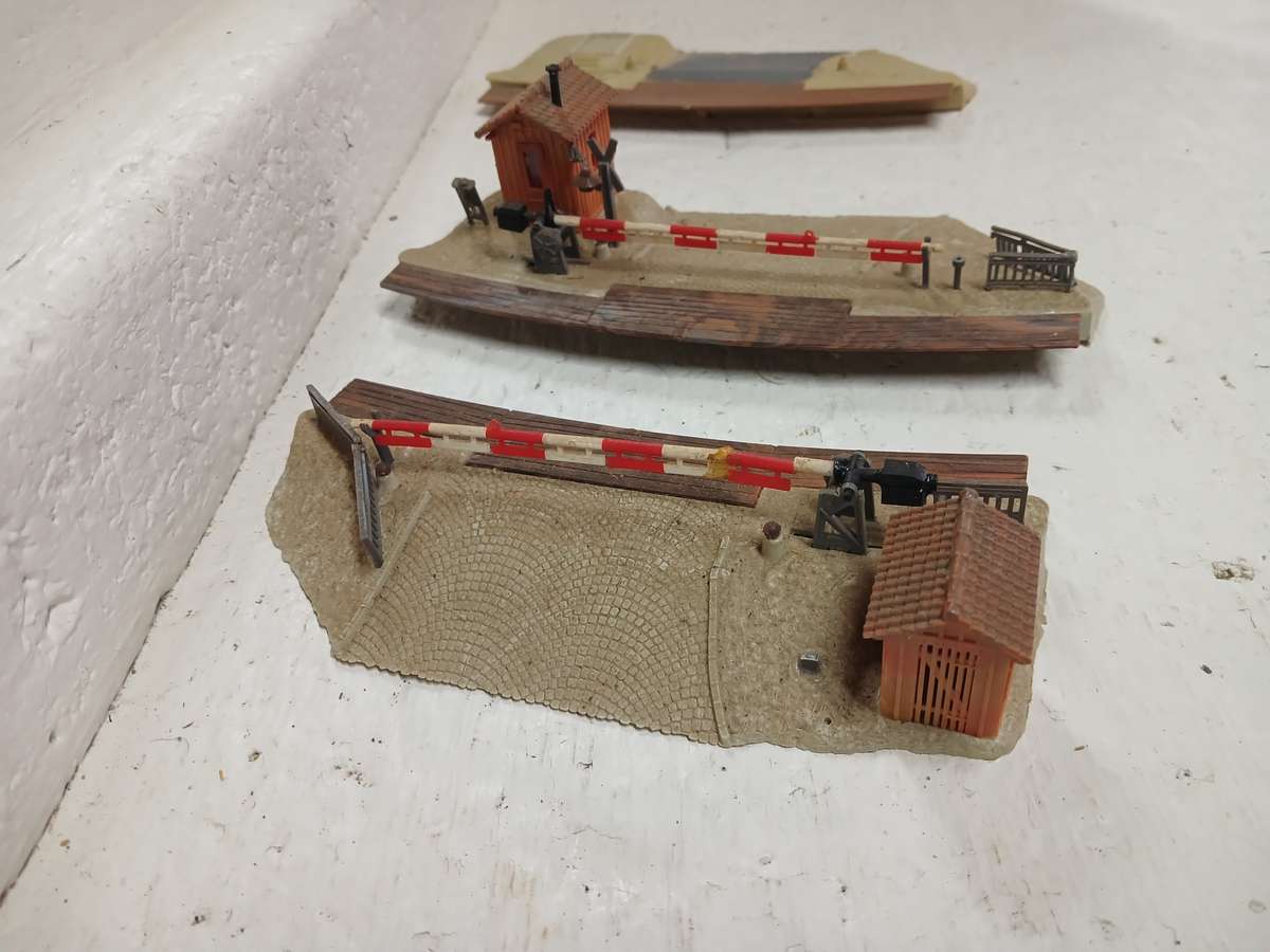 HO SCALE - VARIOUS RAILL CROSSINGS - FOR SPARES