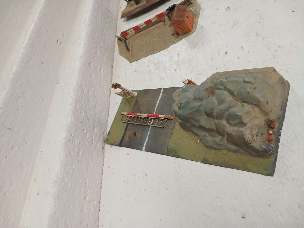 HO SCALE - VARIOUS RAILL CROSSINGS - FOR SPARES