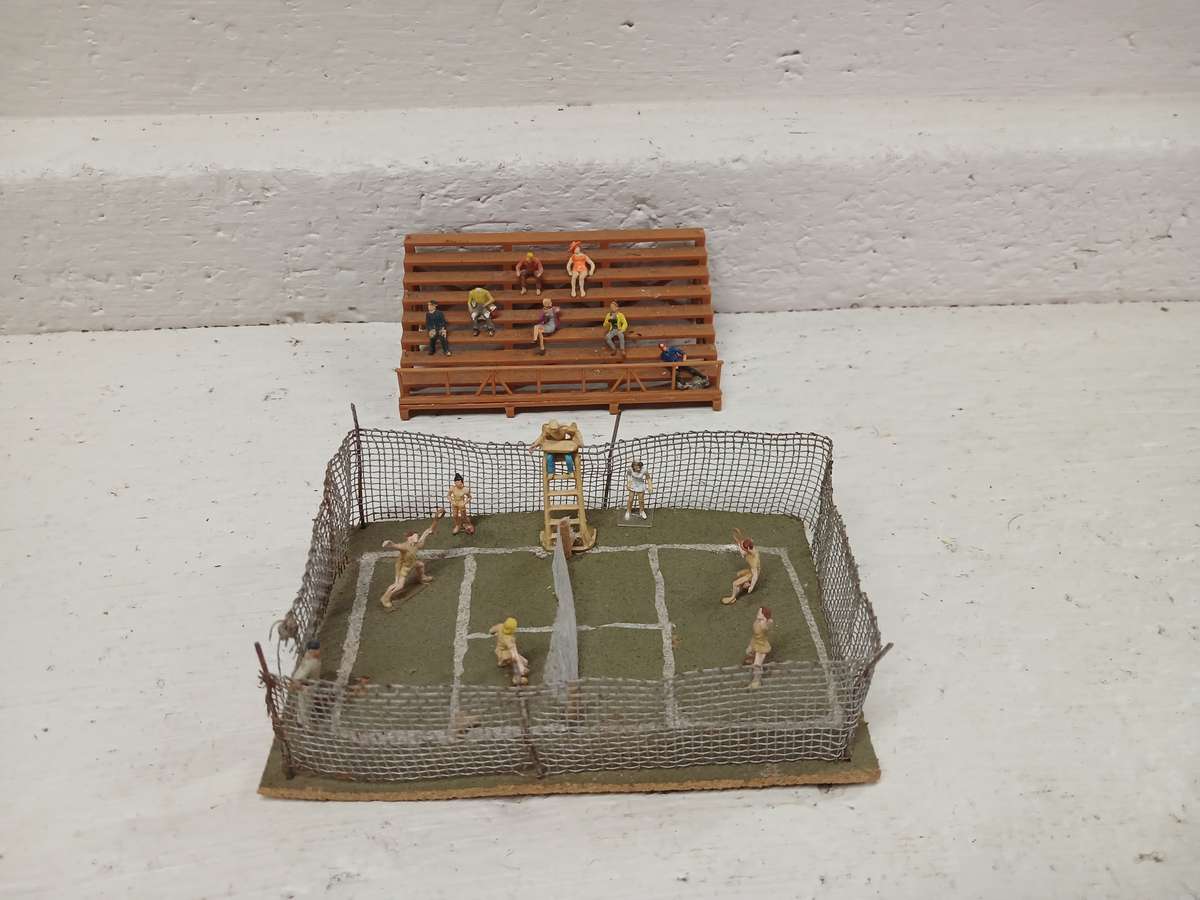 HO SCALE - TENNIS COURT SET WITH SPECTATORS ON BENCH -