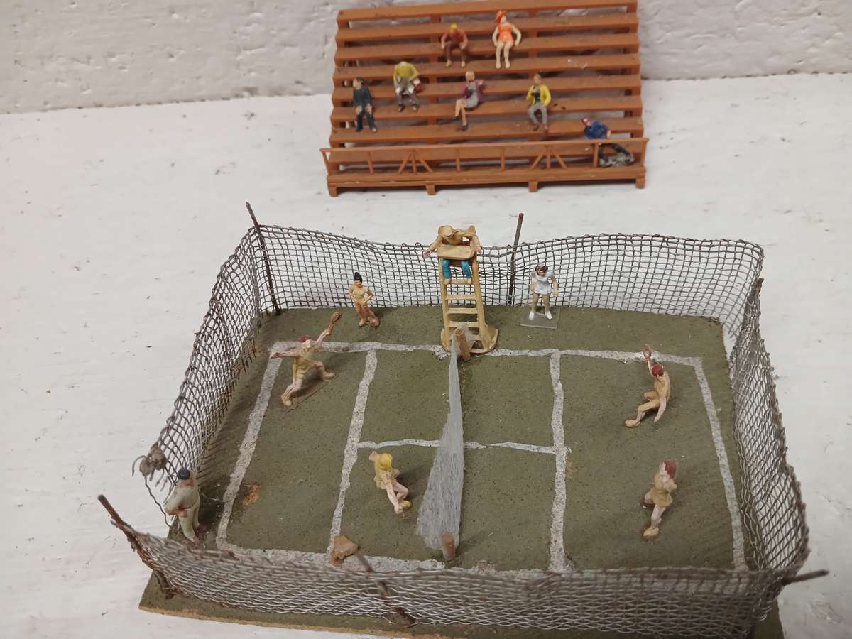 HO SCALE - TENNIS COURT SET WITH SPECTATORS ON BENCH -