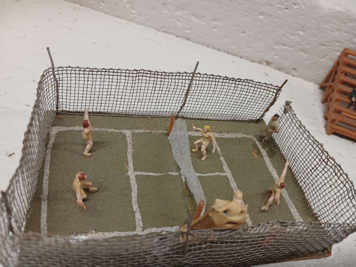 HO SCALE - TENNIS COURT SET WITH SPECTATORS ON BENCH -