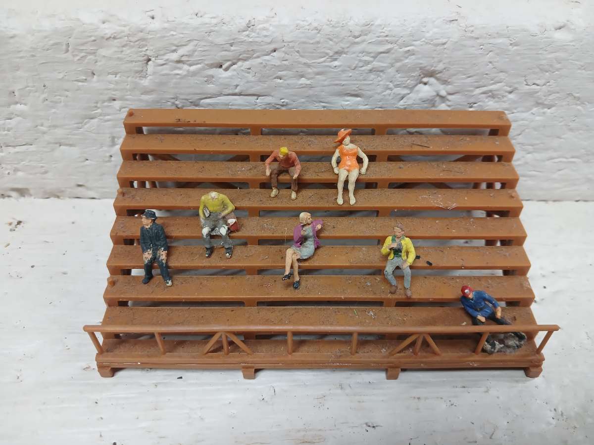 HO SCALE - TENNIS COURT SET WITH SPECTATORS ON BENCH -