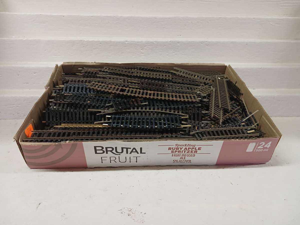 HO / OO SCALE - X1 BEERBOX FULL OF SCRAP TRACK