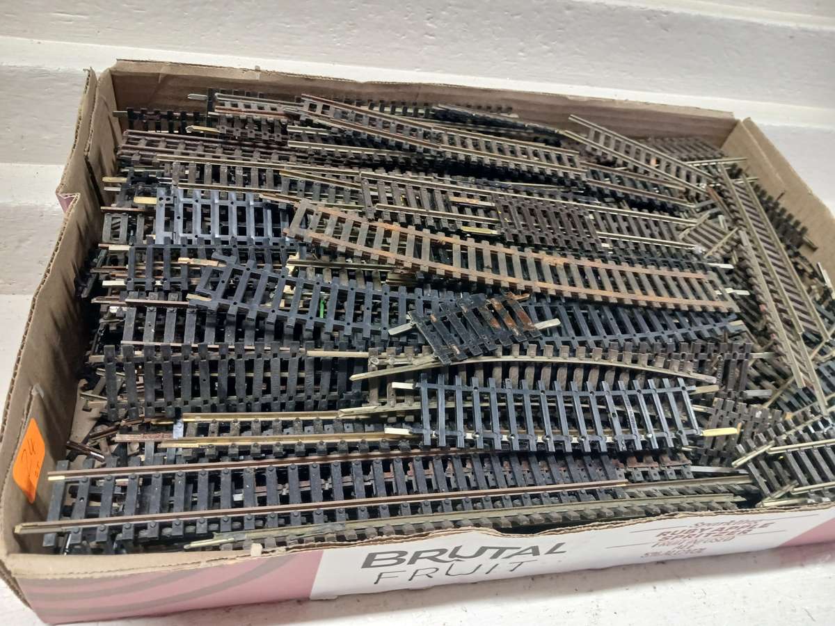 HO / OO SCALE - X1 BEERBOX FULL OF SCRAP TRACK