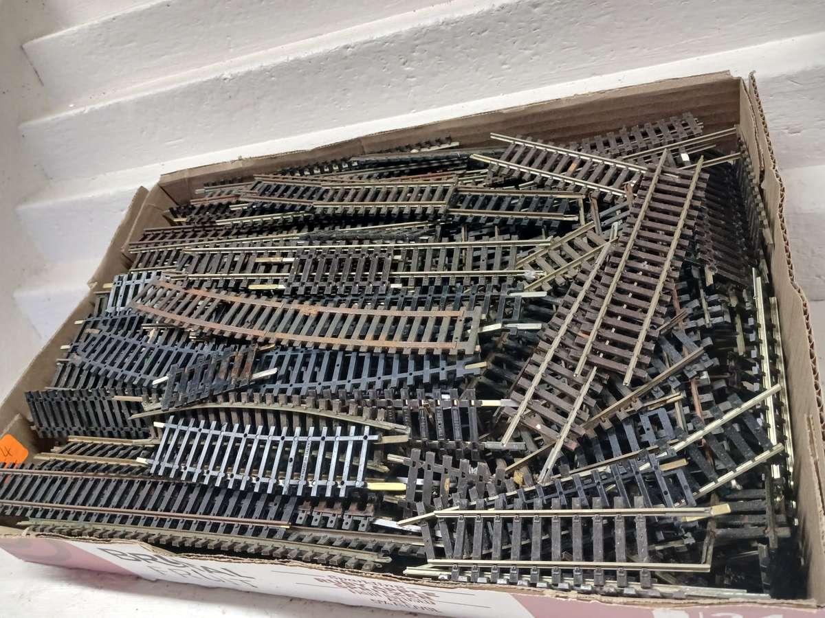HO / OO SCALE - X1 BEERBOX FULL OF SCRAP TRACK
