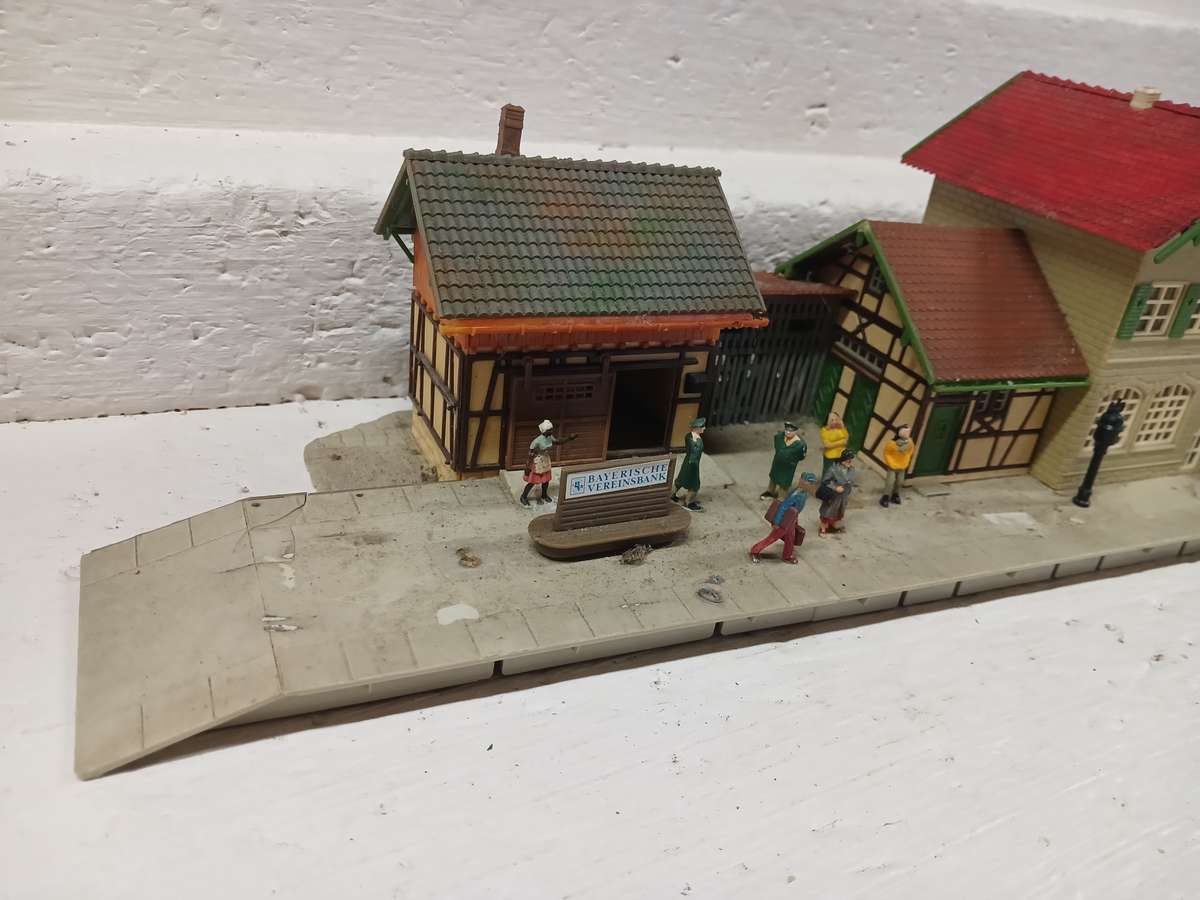 HO SCALE - FALLER - STATION PLATFORM BUILDING
