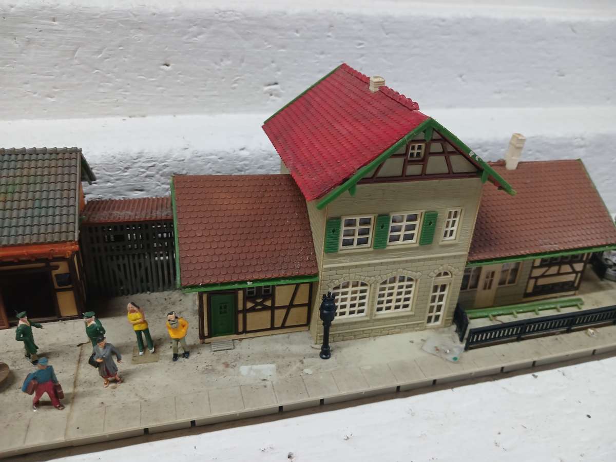 HO SCALE - FALLER - STATION PLATFORM BUILDING