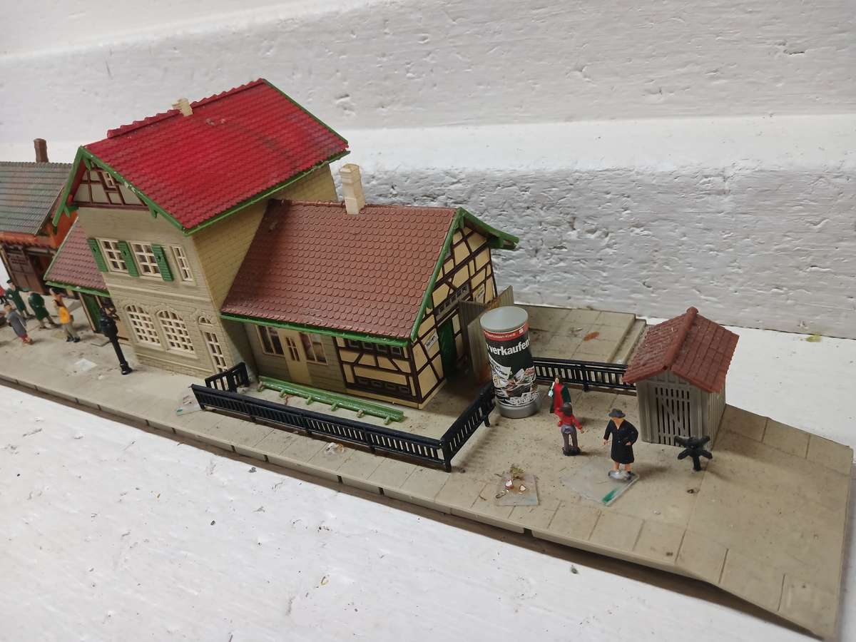 HO SCALE - FALLER - STATION PLATFORM BUILDING