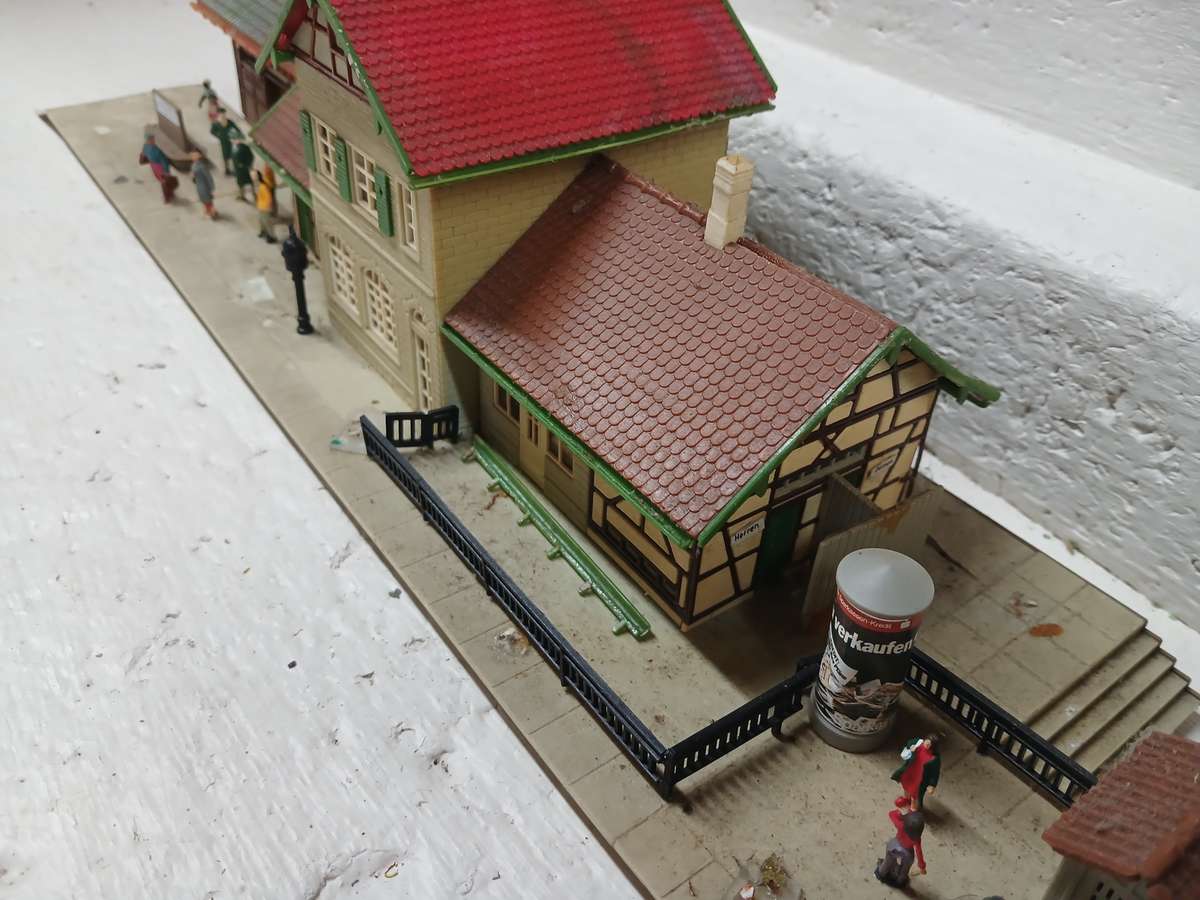 HO SCALE - FALLER - STATION PLATFORM BUILDING