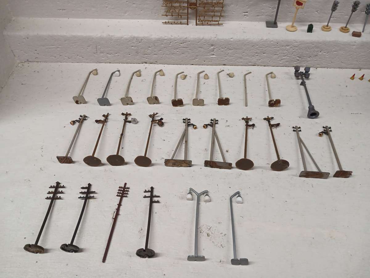 HO / OO SCALE - MODEL RAILWAY ACCESSORIES