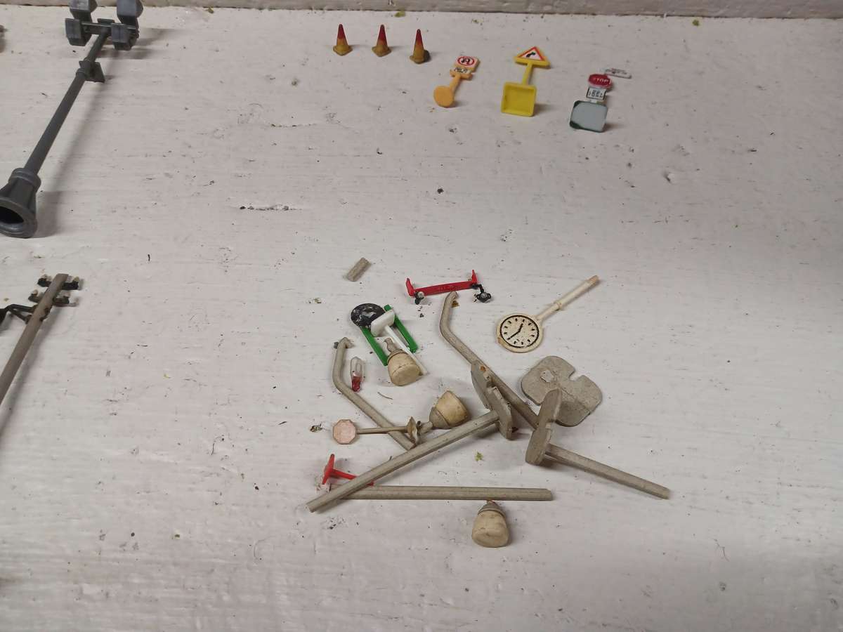 HO / OO SCALE - MODEL RAILWAY ACCESSORIES