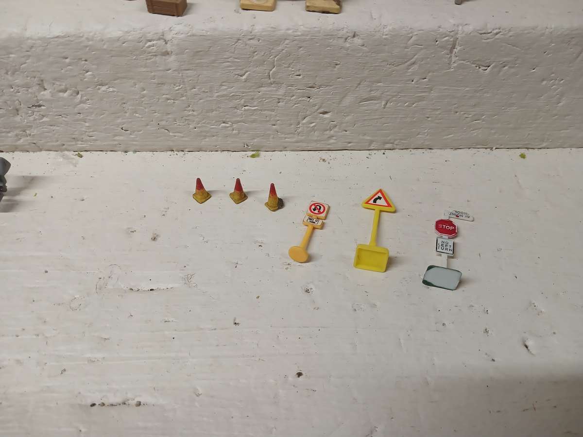 HO / OO SCALE - MODEL RAILWAY ACCESSORIES