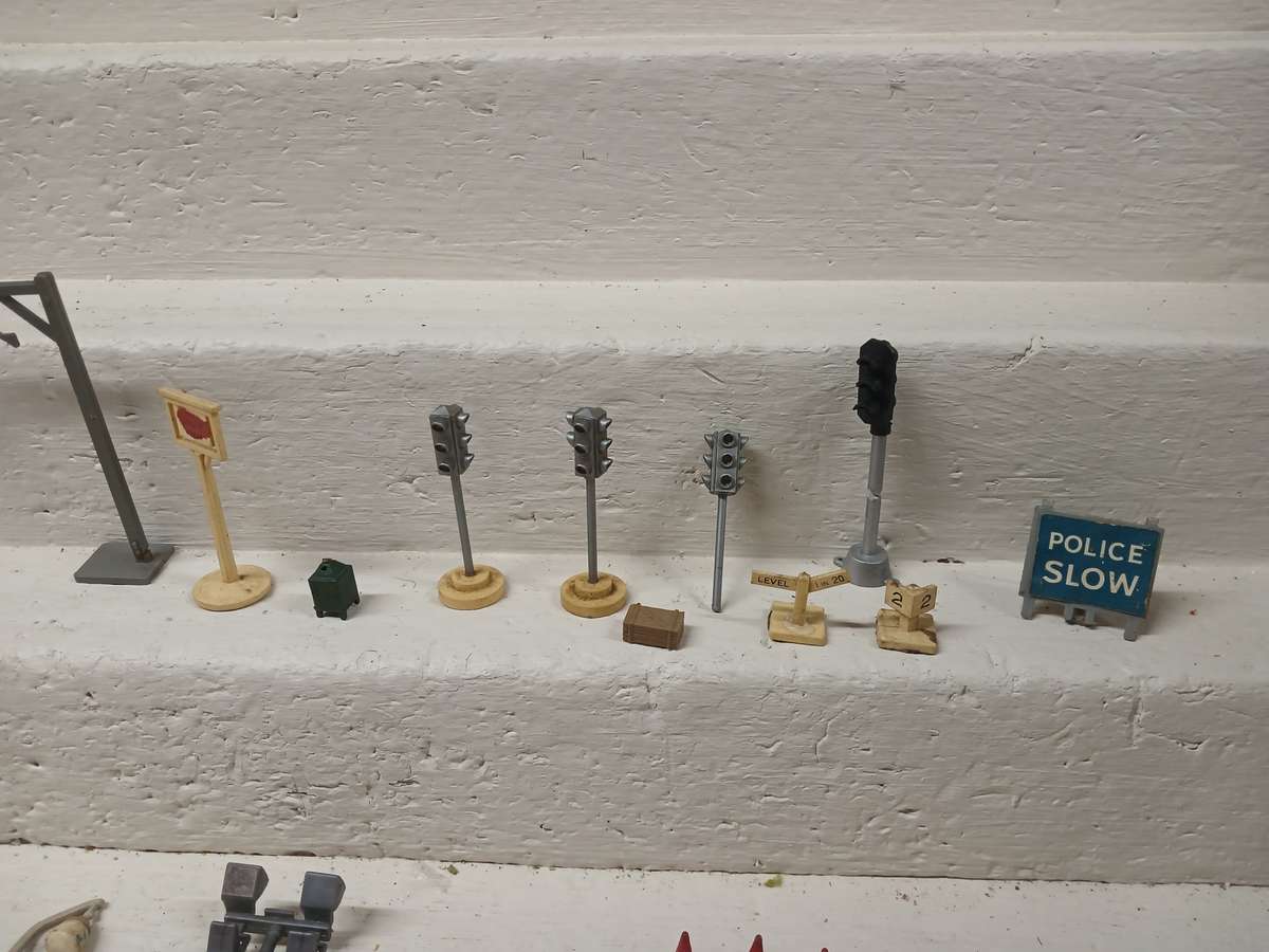 HO / OO SCALE - MODEL RAILWAY ACCESSORIES