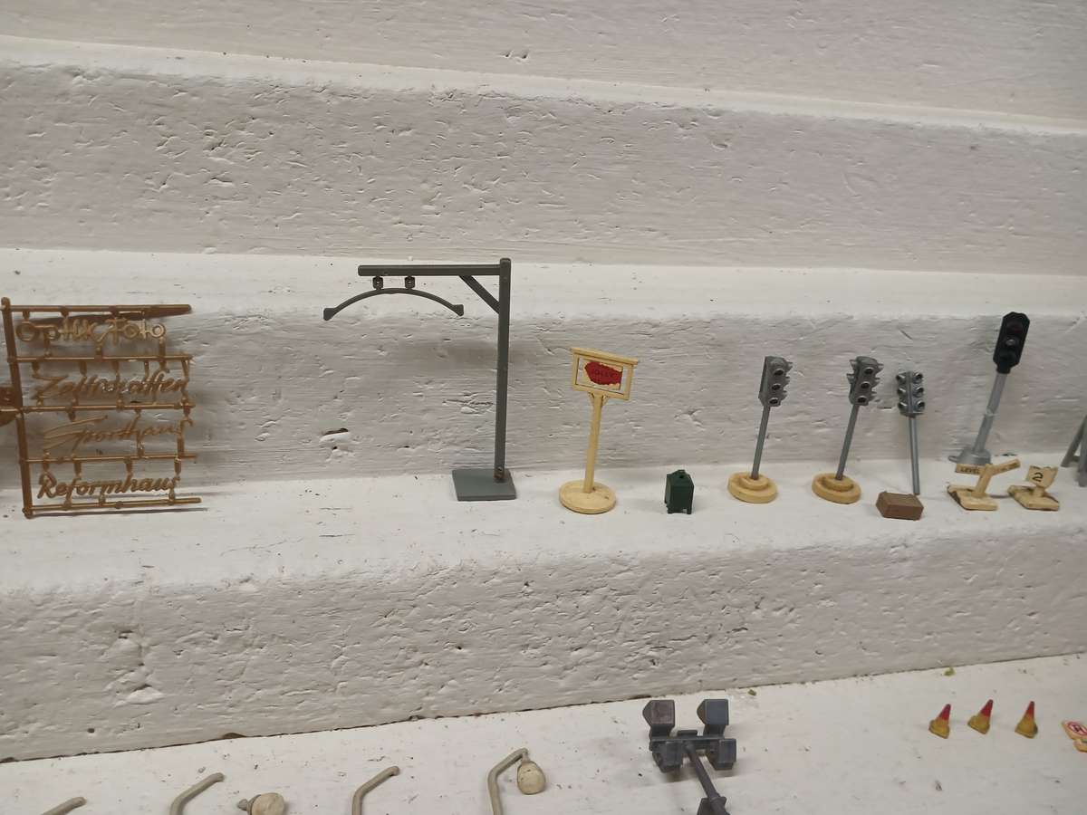 HO / OO SCALE - MODEL RAILWAY ACCESSORIES