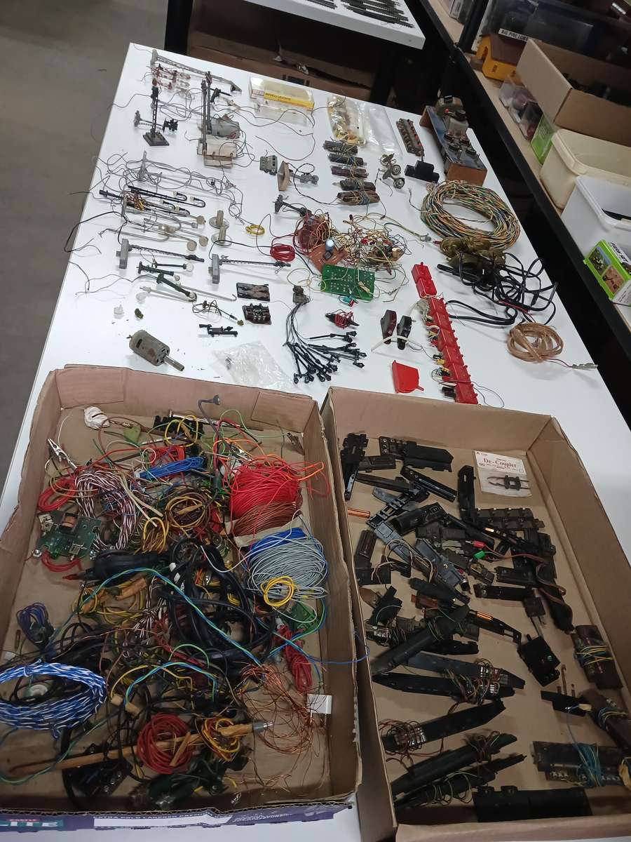 HO / OO SCALE - LOTS OF ELECTRICAL BITS & PIECES FOR RAILWAY LAYOUT