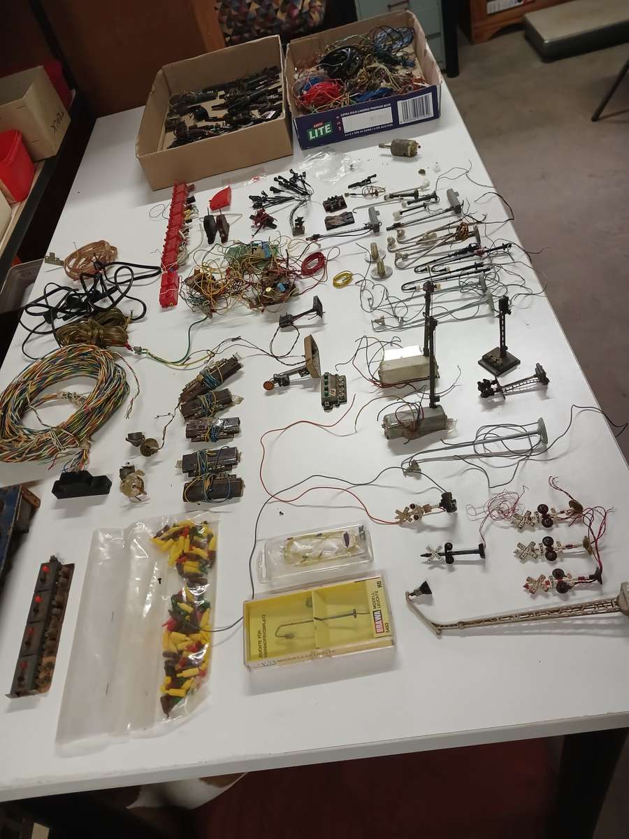 HO / OO SCALE - LOTS OF ELECTRICAL BITS & PIECES FOR RAILWAY LAYOUT