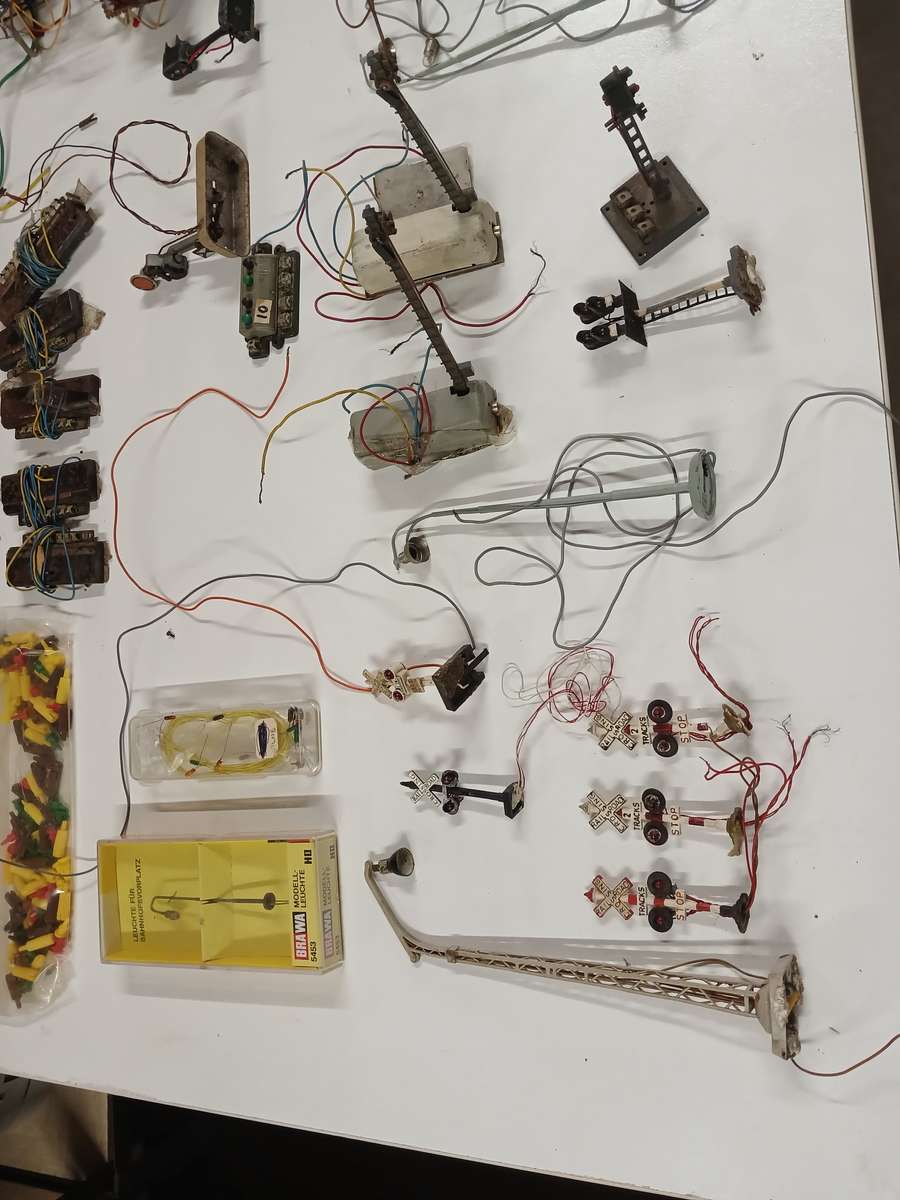 HO / OO SCALE - LOTS OF ELECTRICAL BITS & PIECES FOR RAILWAY LAYOUT