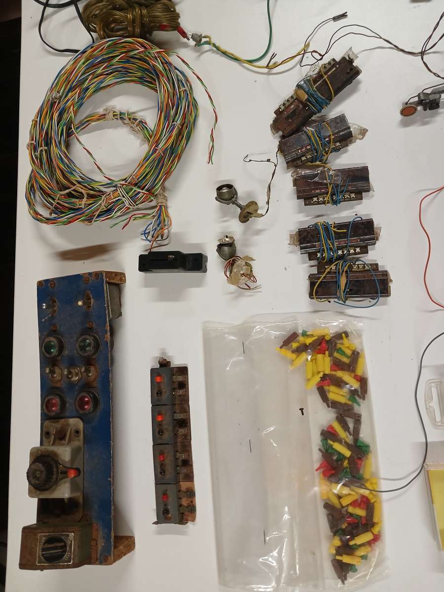 HO / OO SCALE - LOTS OF ELECTRICAL BITS & PIECES FOR RAILWAY LAYOUT