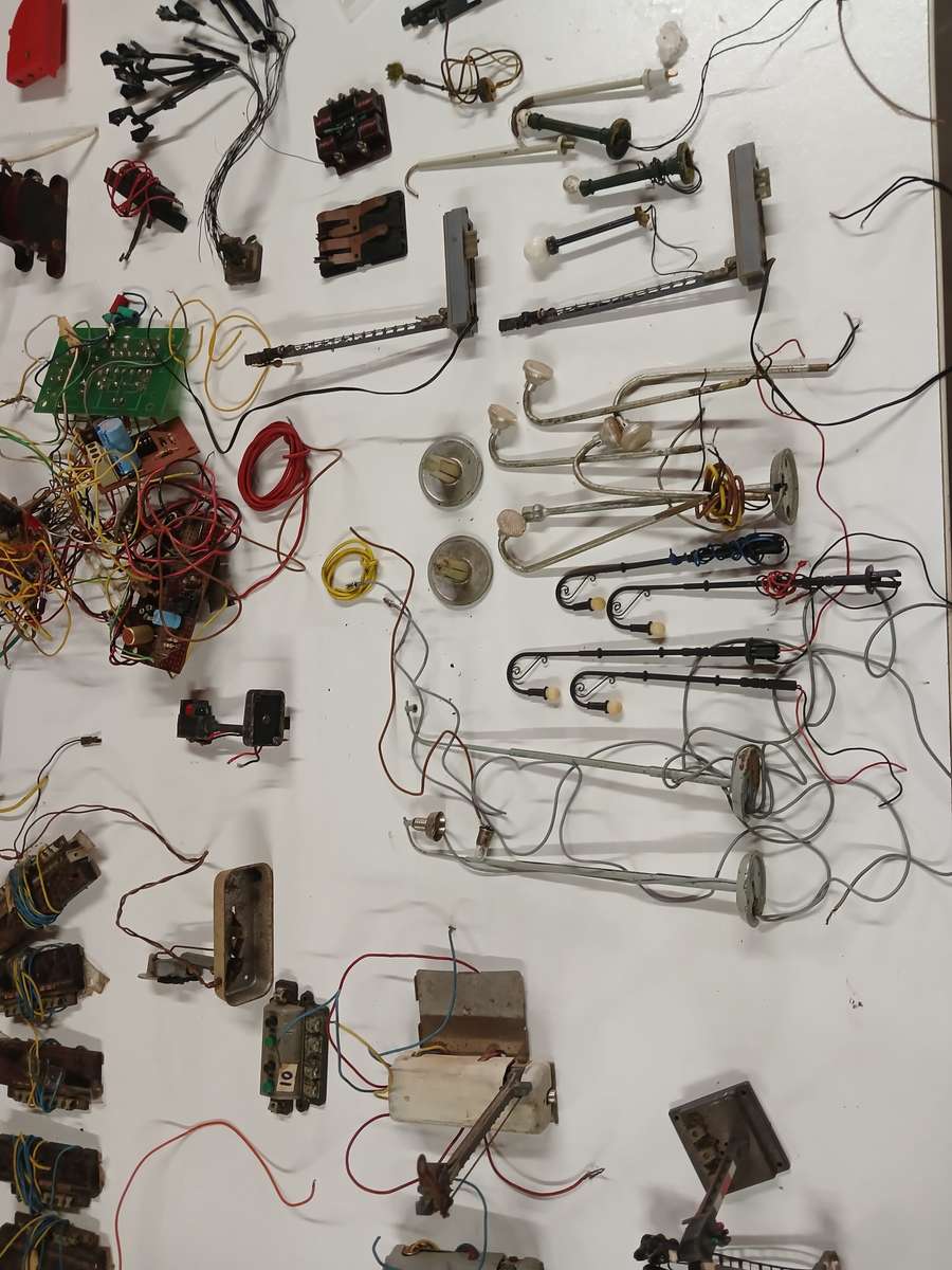 HO / OO SCALE - LOTS OF ELECTRICAL BITS & PIECES FOR RAILWAY LAYOUT