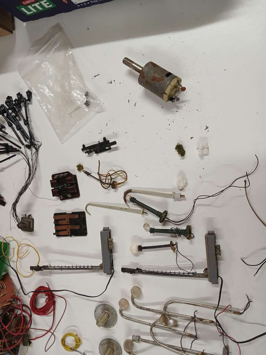 HO / OO SCALE - LOTS OF ELECTRICAL BITS & PIECES FOR RAILWAY LAYOUT