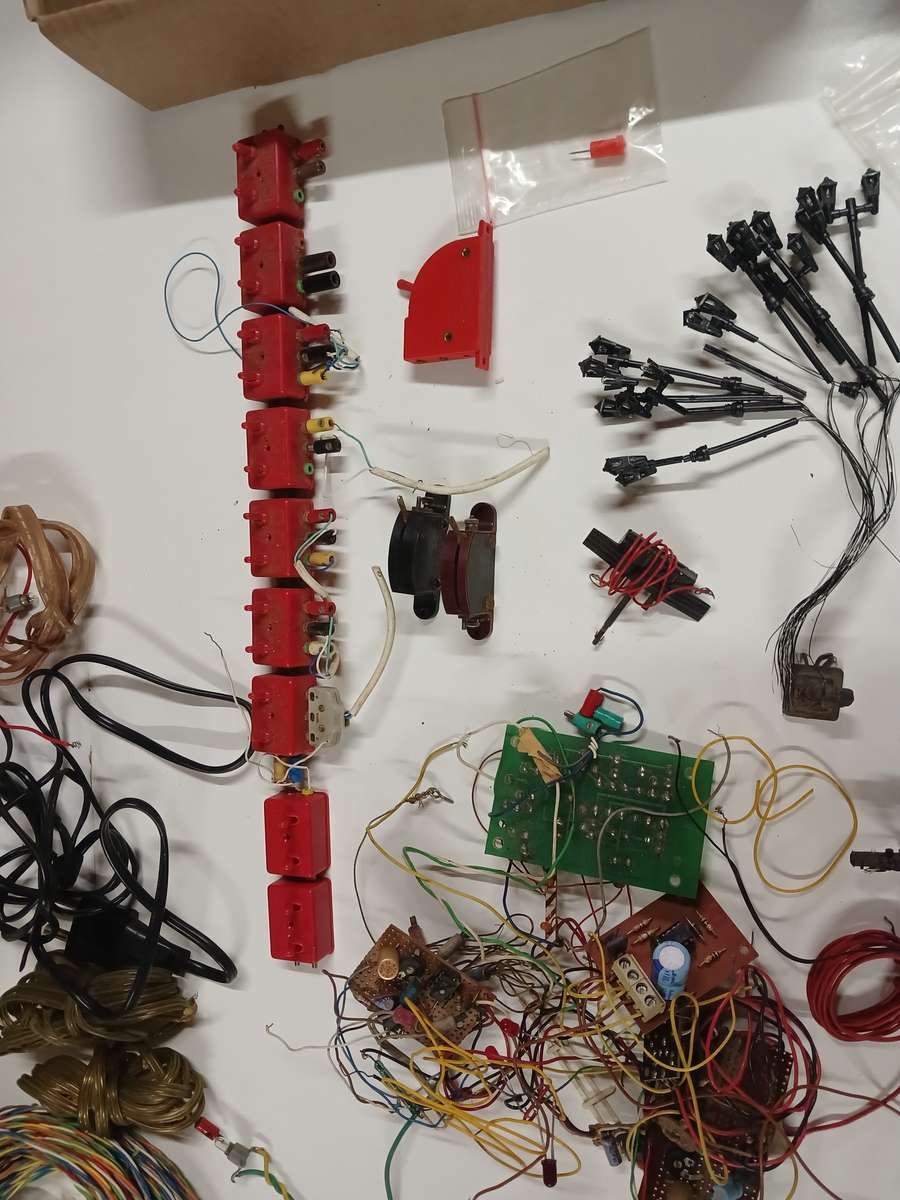 HO / OO SCALE - LOTS OF ELECTRICAL BITS & PIECES FOR RAILWAY LAYOUT