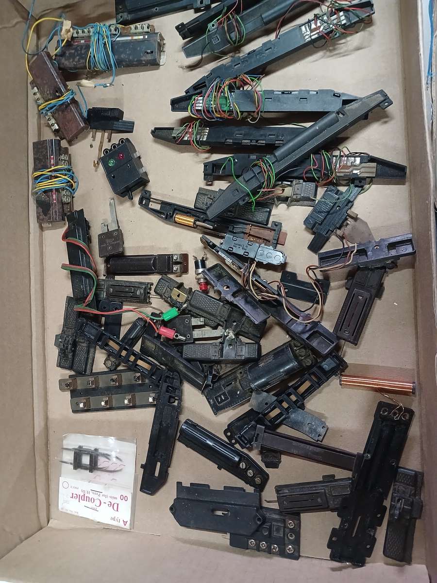 HO / OO SCALE - LOTS OF ELECTRICAL BITS & PIECES FOR RAILWAY LAYOUT