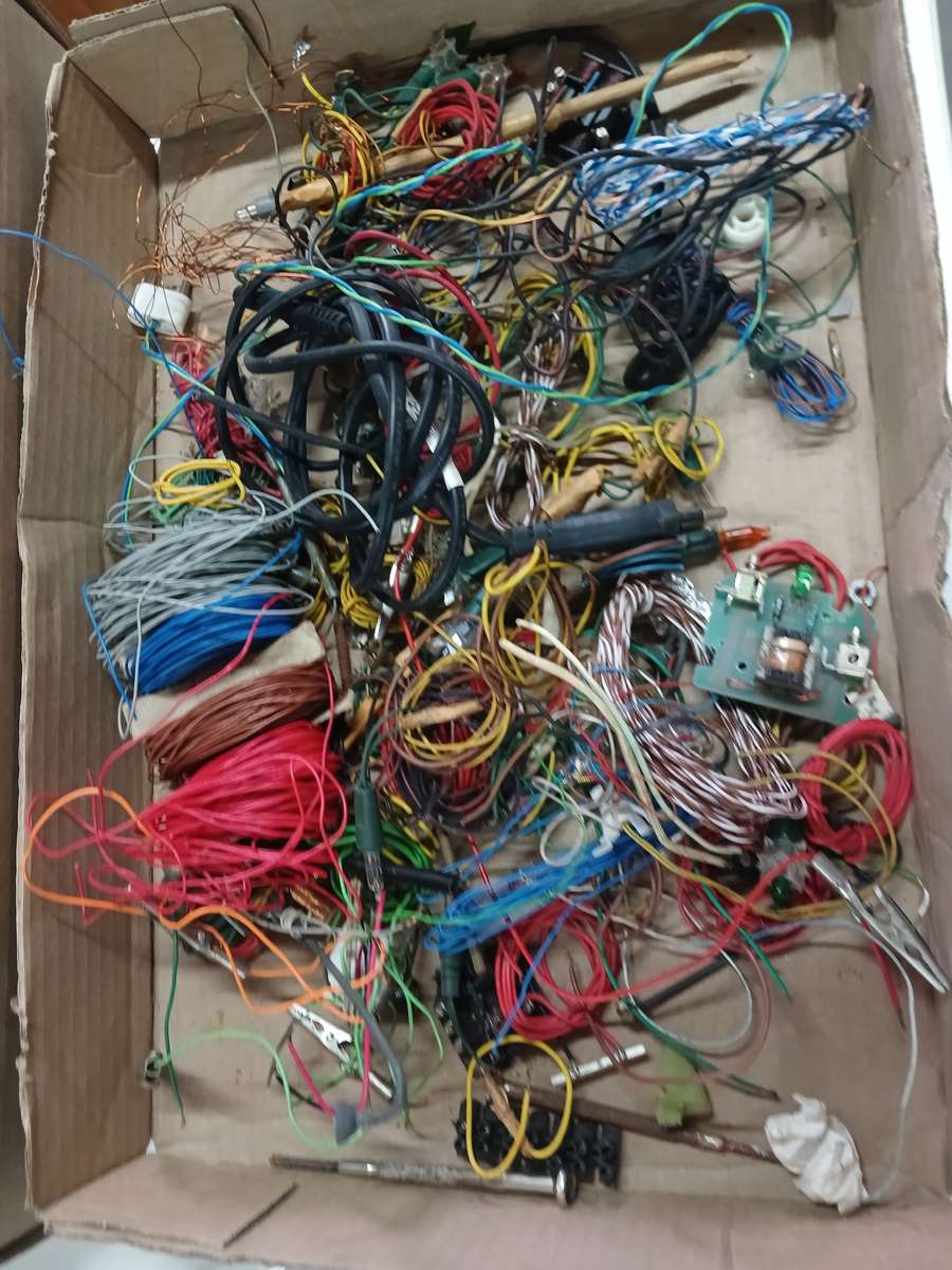 HO / OO SCALE - LOTS OF ELECTRICAL BITS & PIECES FOR RAILWAY LAYOUT