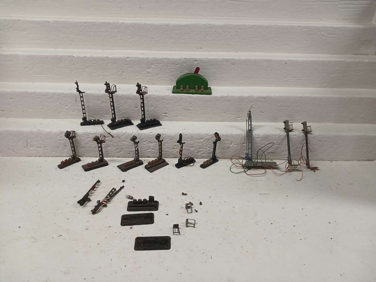 HO SCALE - FLEISCHMANN RAIL SIGNALS AND SOME BITS AND PIECES