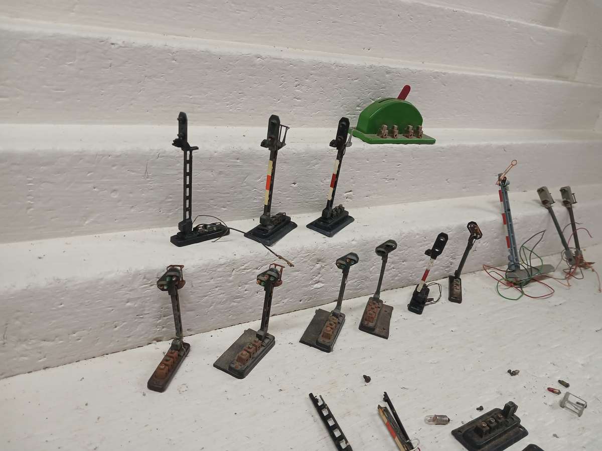 HO SCALE - FLEISCHMANN RAIL SIGNALS AND SOME BITS AND PIECES