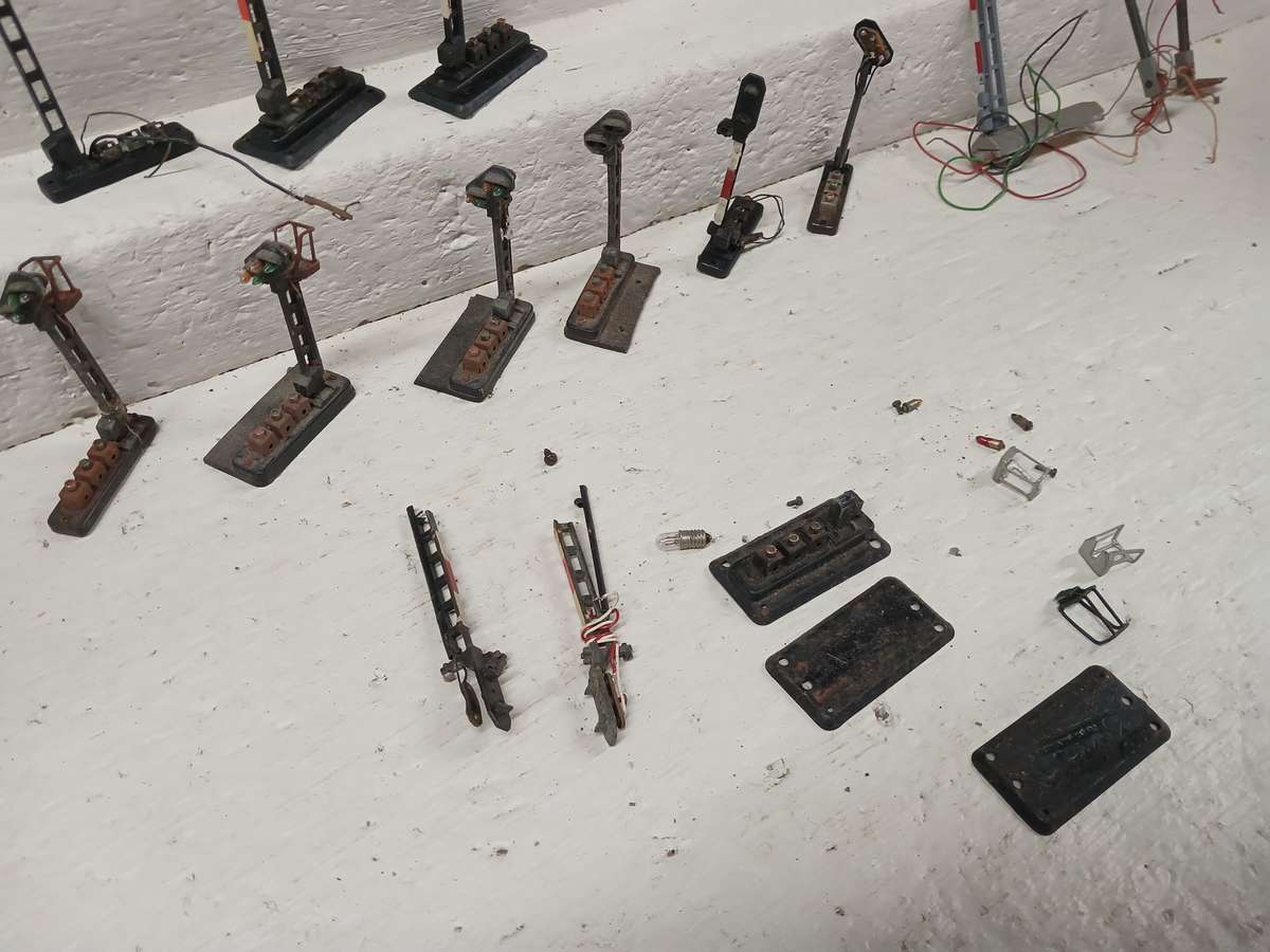 HO SCALE - FLEISCHMANN RAIL SIGNALS AND SOME BITS AND PIECES